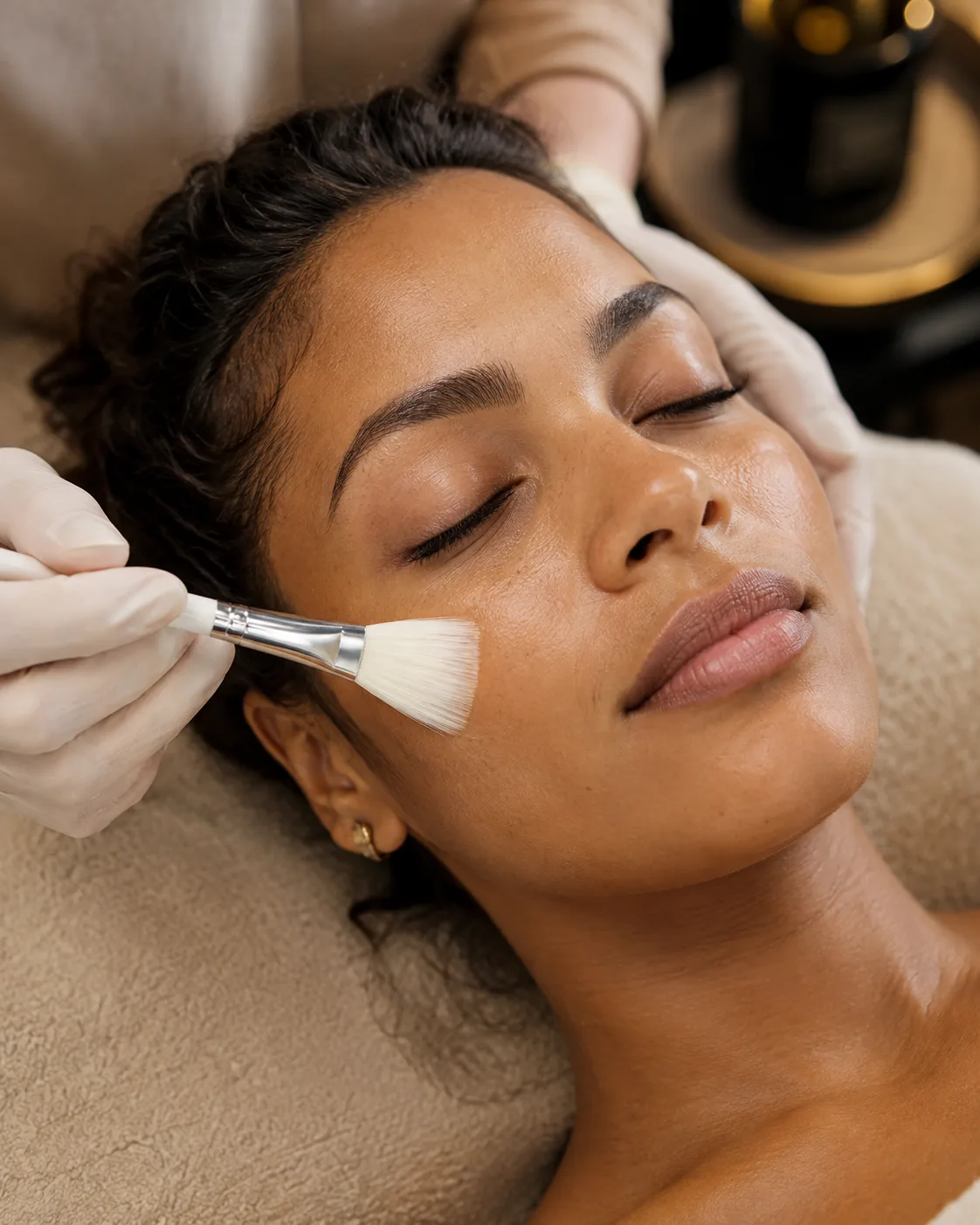 Modelo recebendo cuidado facial; imagem ilustrativa