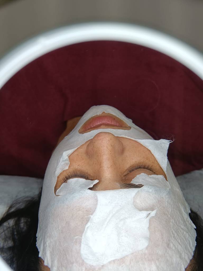 Registro oficial de um cuidado facial no espaço